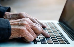 USP São Carlos oferece curso para idosos que desejam usar computador