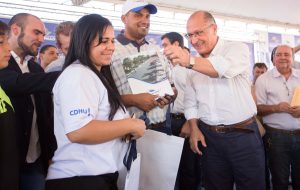 Alckmin entrega 145 moradias para famílias de baixa renda em Lucélia