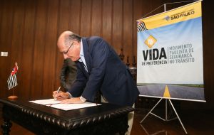 Alckmin assina parceria com mais 17 municípios para reduzir mortes no trânsito