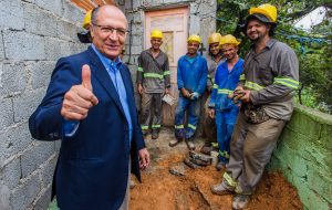 Alckmin lança programa para regularizar fornecimento de água para 160 mil imóveis