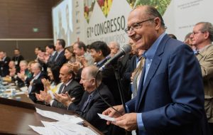 Alckmin anuncia programa de financiamento aos municípios para renovação de frotas