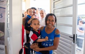 Márcio França entrega 80 casas para famílias de Gavião Peixoto
