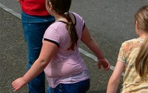 Atividade física e alimentação saudável previnem colesterol e obesidade infantil