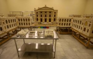 Visitantes do Palácio dos Bandeirantes conferem atrações de exposição