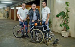 Estudantes da Etec de Araras criam dispositivo para adaptar cadeira de rodas