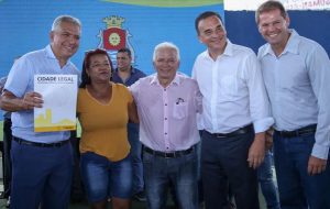 Moradores de Guarujá recebem 181 títulos de legitimação fundiária