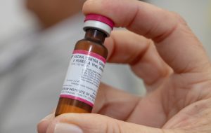 Com uso de máscara e vacinação, casos de sarampo caem 99,5% em SP