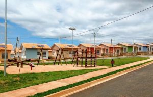 Habitação e Caixa entregam 100 moradias no município de Dourado