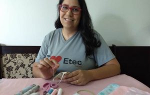 Professora da Etec Itararé mostra na internet como fazer máscara de proteção