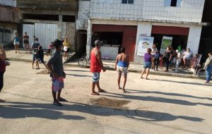 Moradores de São Vicente recebem 3,3 toneladas de alimentos do CIC