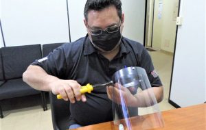 Agente de penitenciária de Pirajuí produz protetores faciais para funcionários