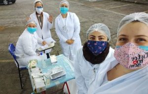 Estudantes de Etecs examinam, orientam e vacinam população