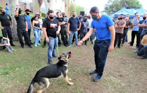 Agentes penitenciários participam de curso de adestramento de cães