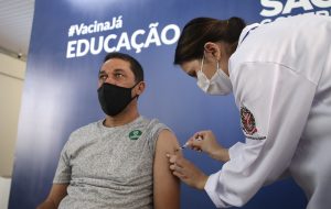 SP antecipa a vacinação para profissionais da Educação Básica de 45 e 46 anos