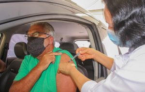 Governo de SP anuncia vacinação contra COVID-19 para idosos de 65 a 67 anos em abril