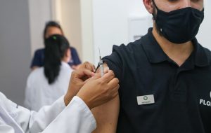 SP antecipa para 21 dias aplicação da segunda dose da vacina da Pfizer em adultos