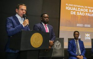 Governo de SP lança cartilha para enfrentamento ao racismo no comércio