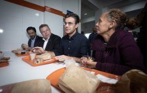No Bom Prato Paraisópolis, Rodrigo Garcia é empossado novo Governador de SP