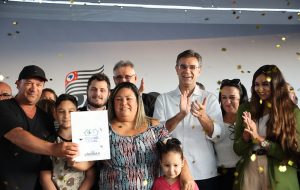 Governo destina recursos para moradia popular e entrega títulos de propriedade em Iperó