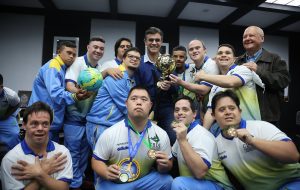 Governador e secretário de Esportes recebem seleção de Futsal Down, bicampeã do mundo