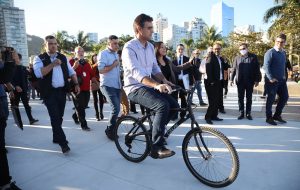 Governador de SP Rodrigo Garcia recebe medalha “Amigo da Bicicleta”