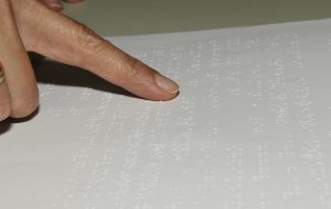 Por Lei, cartórios de SP terão certidões de óbito, nascimento e casamento em braille