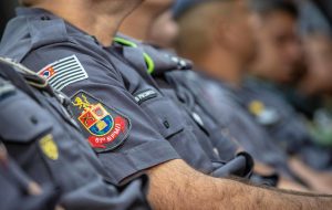 Policial militar é atacada e baleada nas costas em Santos
