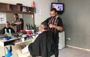 Com R$ 21 mil do Banco do Povo, barbeiro em SP sai do aluguel e investe em novo ponto