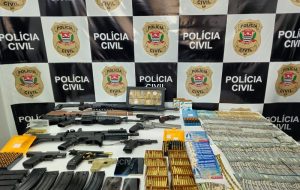 Polícia de SP prende dupla investigada por estelionato em posse de fuzis no RJ