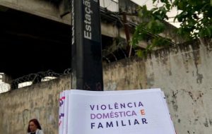 SP Mulher distribui cartilha “Violência Doméstica e Familiar” em estações