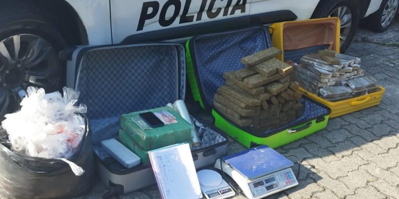 PM localiza mais de 100 kg de drogas e prende trio em "casa bomba" na zona sul de SP