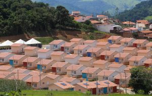 Mais de 200 famílias de Divinolândia e Espírito Santo do Pinhal recebem casa própria