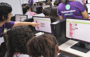 Meninas na tecnologia: escola de verão da USP ensina garotas a desenvolverem aplicativo