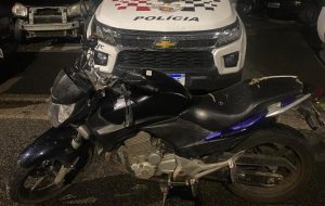PM prende procurado pela Justiça por homicídio com moto roubada em SP