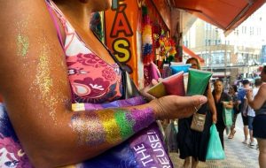 Carnaval: tintas e aerossóis podem causar irritação e vermelhidão na pele