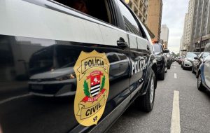 Polícia prende foragidos e fecha laboratório de celulares roubados em SP