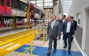 Governo de SP destaca túnel Santos-Guarujá e transporte sobre trilhos na França