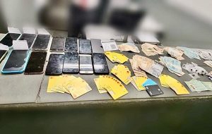 PM de SP prende grupo suspeito de estelionato com 58 cartões bancários em São Vicente