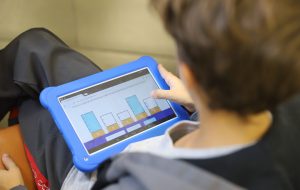 Professor engaja estudantes com plataformas digitais para o ensino de matemática