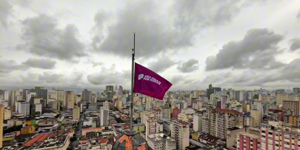 Ícone paulistano, Sala São Paulo põe bandeira do movimento SP Por Todas no topo
