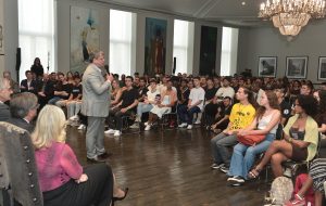 Governador recebe estudantes aprovados em estreia do Provão Paulista