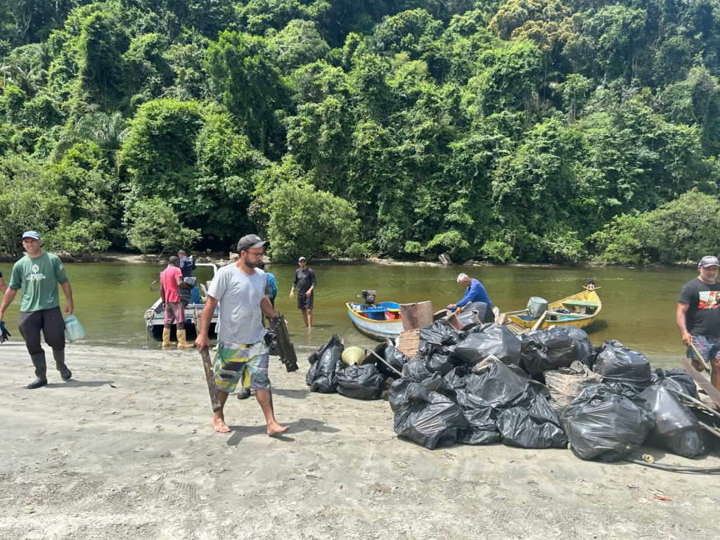>Pescadores trabalham para coletar lixo no litoral de São Paulo