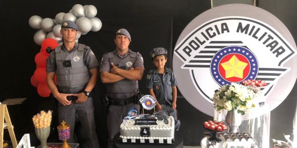 Policiais de SP participam de festa surpresa de criança fã da PM