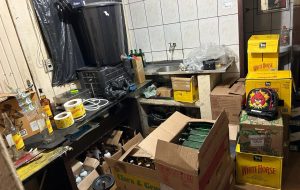 Polícia Civil fecha fábrica de bebidas clandestinas e prende dupla em São Paulo