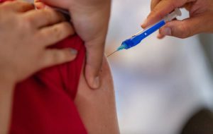Começa vacinação contra gripe: crianças, idosos e gestantes já podem se proteger