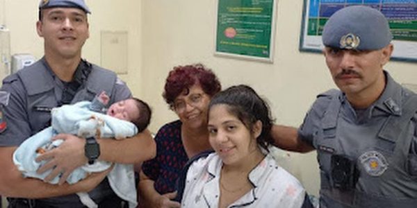 Mãe aciona 190, e policiais ajudam a salvar recém-nascido engasgado em SP