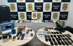 Polícia fecha laboratório para desbloqueio de celulares roubados em SP