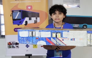 Abril Azul: menino de 12 anos com autismo constrói miniaturas de ônibus da EMTU