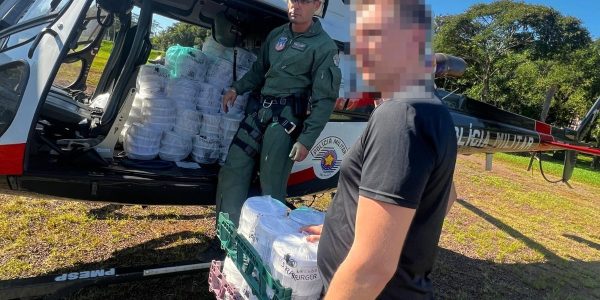 Águia da PM socorre paciente com doença rara e transporta alimentos e água no Rio Grande do Sul