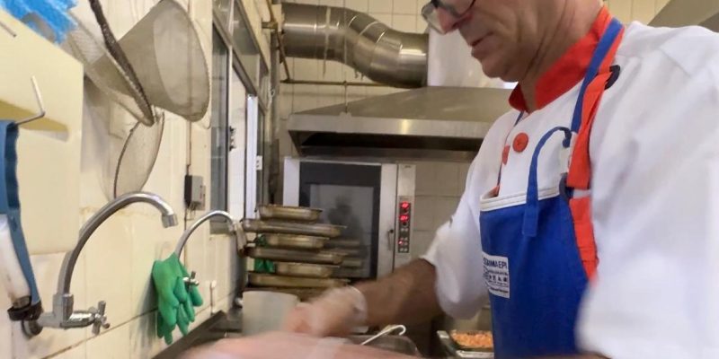 Bom Prato: conheça cozinheiros que trabalham há mais de 20 anos no restaurante popular
